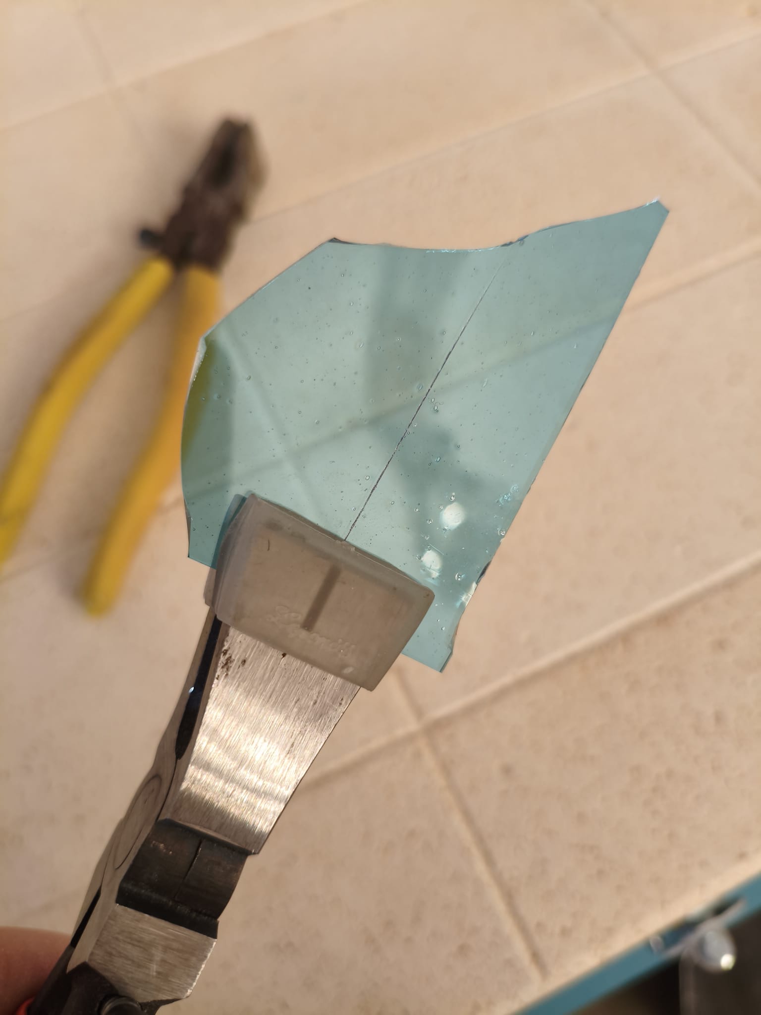 Prawidłowe ustawienie łamacza na narysowanej linii cięcia