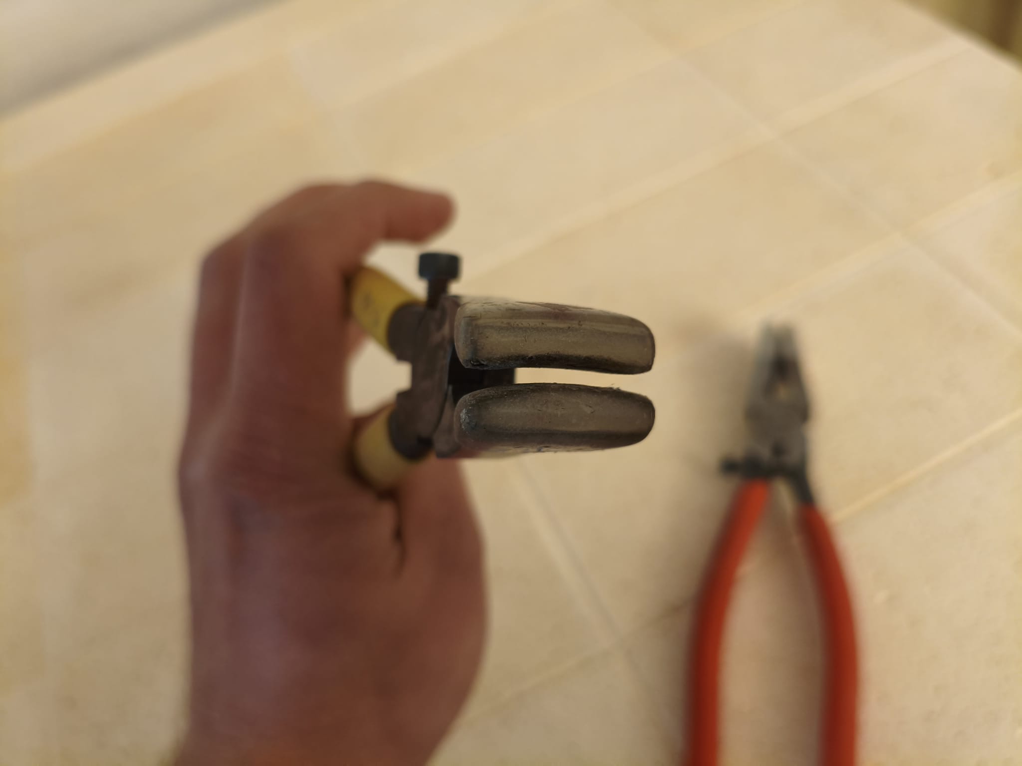 Zbliżenie na końcówki łamacza do szkła z gumowymi osłonkami