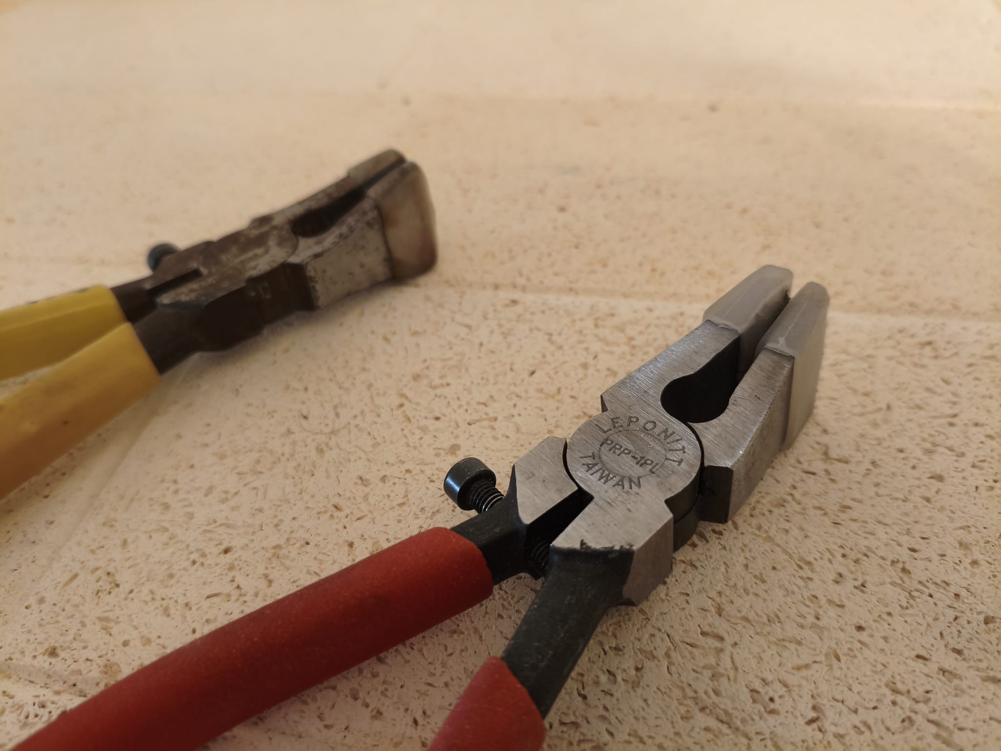 Różne rodzaje łamaczy do szkła używanych w witrażownictwie